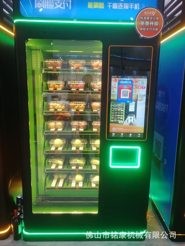 Selbstbedienungsmaschine für Flughäfen mit Reiseangeboten - freundliche Snacks und Getränke