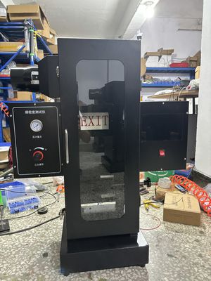 Gerät zur Prüfung der Rauchdichte bei Verbrennung oder Zersetzung von Baustoffen